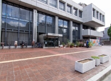 「H.B.P JO-NAN」から約300mの池田市役所(外観)