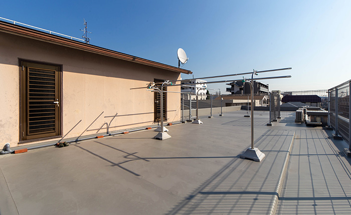 ソーシャルアパートメント（シェアハウス）の屋上テラス